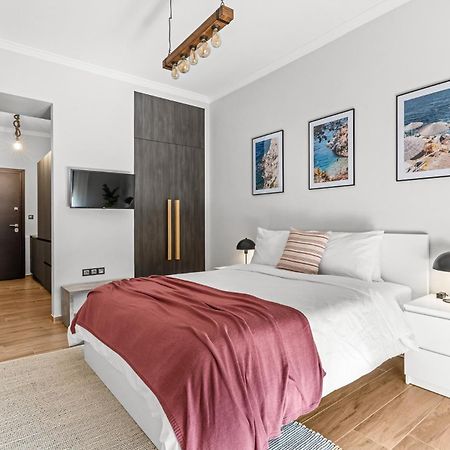 On The Port: Studio Rafina  Luaran gambar